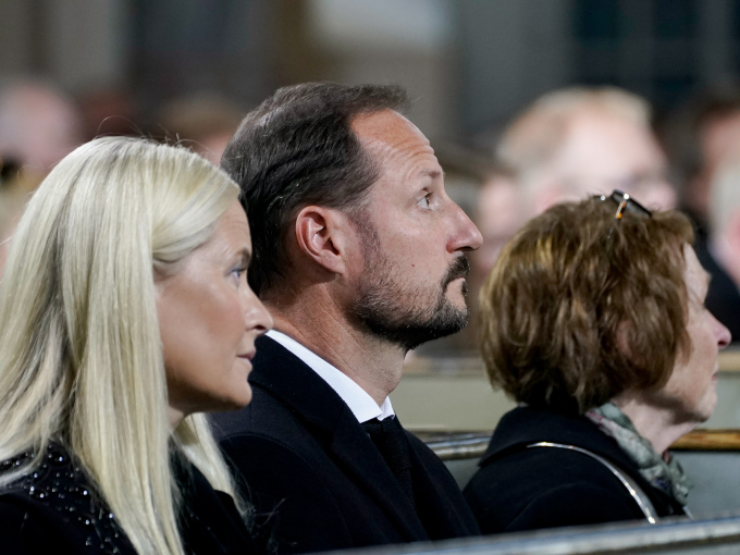 Kronprinsparet sammen med ordfører i Kongsberg Kari Anne Sand under sørgegudstjenesten i Kongsberg kirke. Foto: Terje Pedersen / NTB
